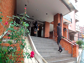 雨が降りしきる日、音が消される為レイパーが犯行に及ぶ　　サンプル画像02